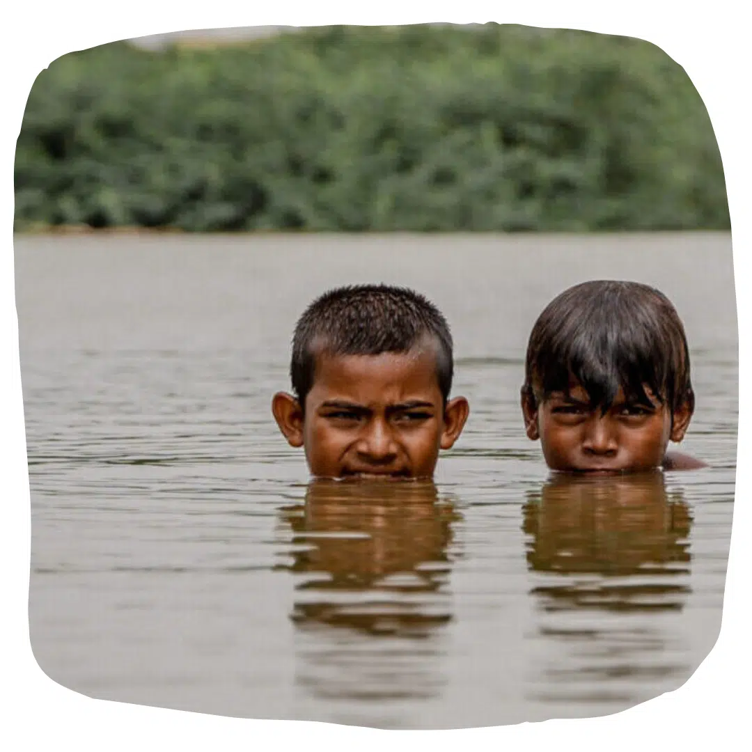 Débris et ruines d’immeubles effondrés après un tremblement de terre dans une ville, sous un ciel bleu clair.